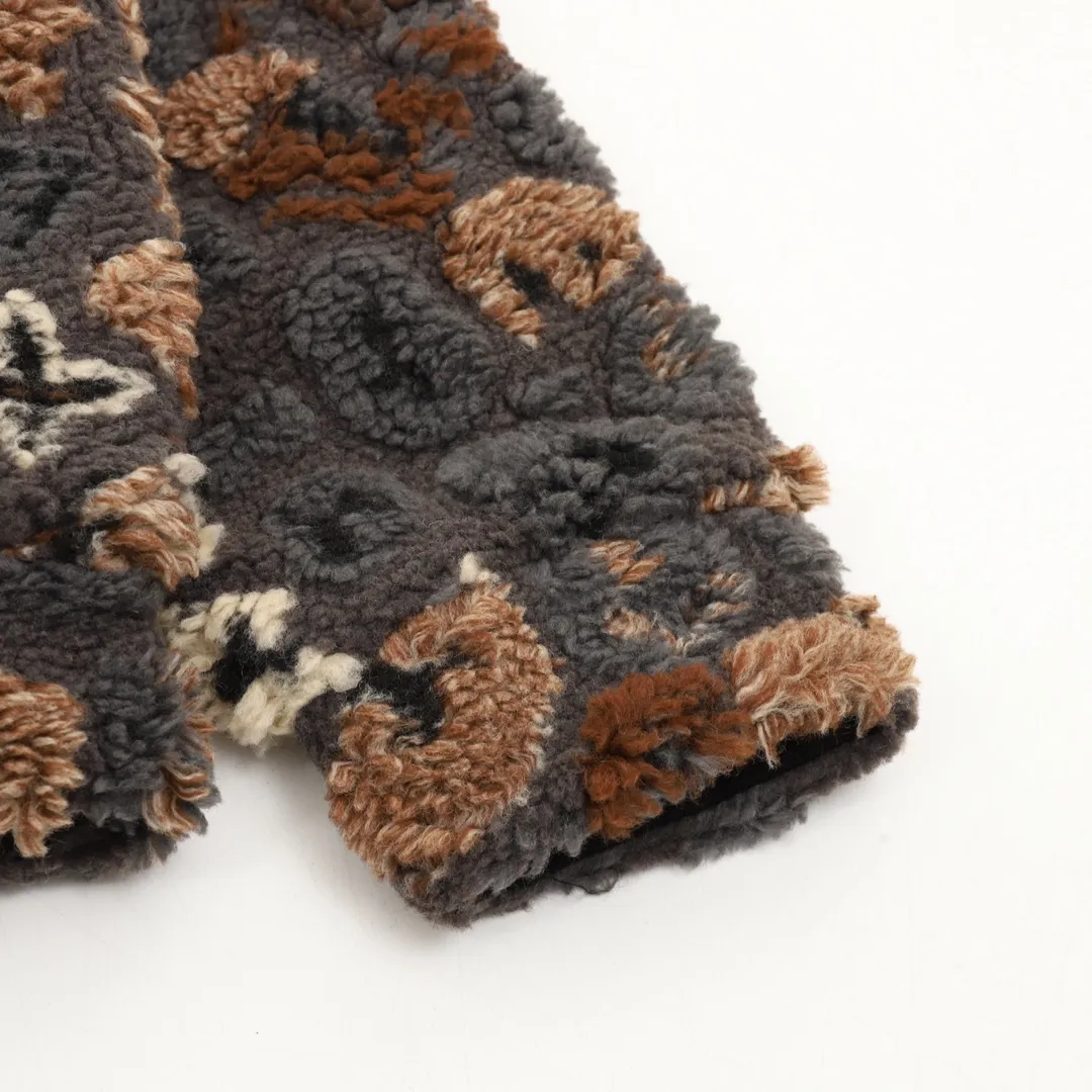 🅿️570 220Louis Vuitton & Nigo floral double-sided fleece sherpa jacket. The original version was purchased for 22200. It is made of 3D three-dimensional lamb wool. The light brown color of custom-woven nylon fabric is ordered and dyed according to the original version. It is comfortable to wear and doubles the thermal performance. The lapel stand-up collar has a two-wear zipper design, which is easy to put on and take off to change the style at will. One side is plush, soft and fashionable, and the gray and black base is embellished with round textures in autumn and winter colors, showing a natural moss-like atmosphere, which enhances the style of the outfit. The other side is smooth and cotton-covered, which has a better effect of keeping warm and cold in autumn and winter. With the leather label pattern, it gives a relaxed feeling when wearing it on the street. Unisex Size: XS-L